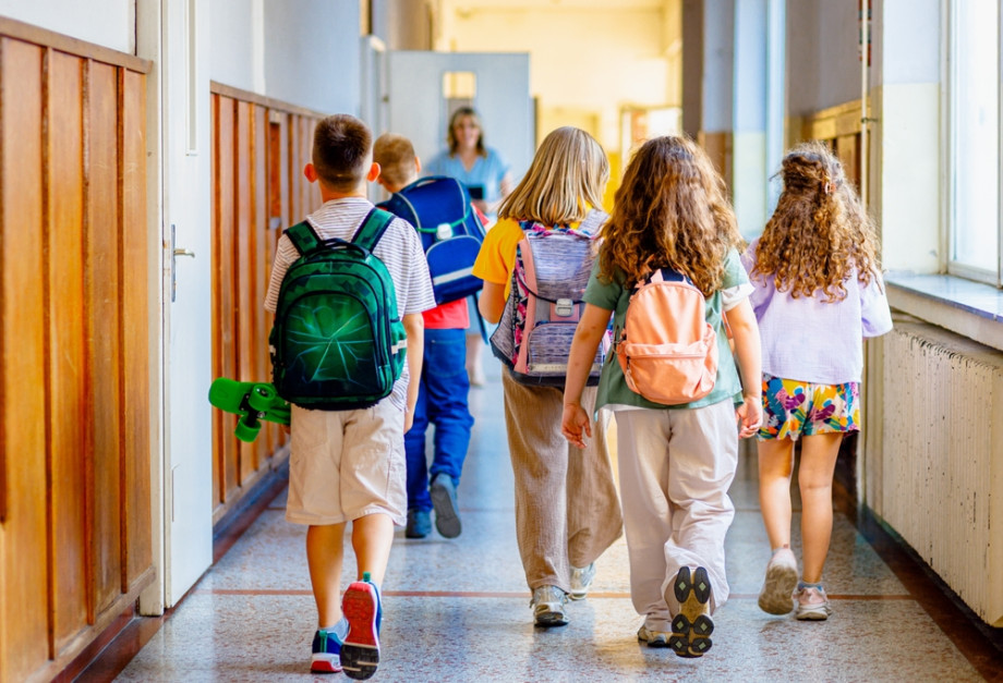 Wśród polskich dzieci, według danych WHO, problem nadwagi lub otyłości dotyka nawet co trzeciego ucznia.  Fot. Zoran Zeremski / Shutterstock