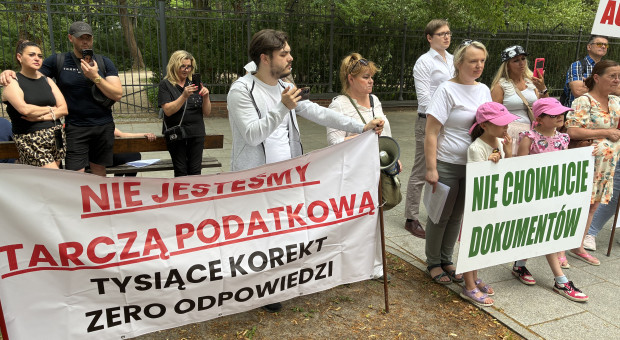 Byli franczyzobiorcy Żabki przed Sejmem. "Zostajemy z długami"