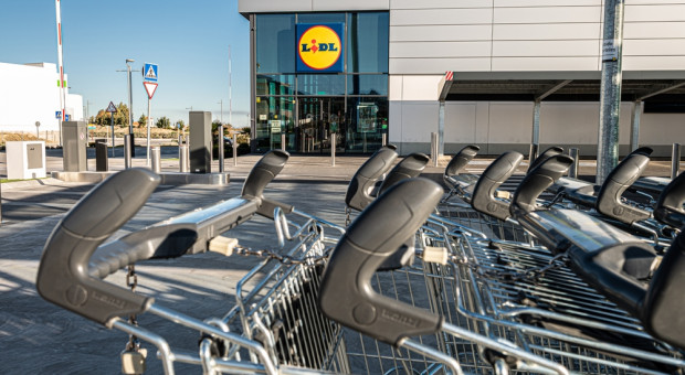 Lidl wychodzi poza pojedynek z Biedronką. Starcie z kolejna siecią