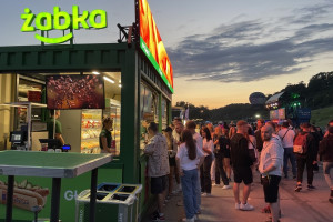 Żabka wychodzi poza sklep. Mobilne punkty pojawią się na festiwalach