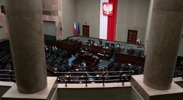 Komisja Zdrowia łączy projekty Lewicy i Polski 2050. Chodzi o reklamę i sprzedaż alkoholu