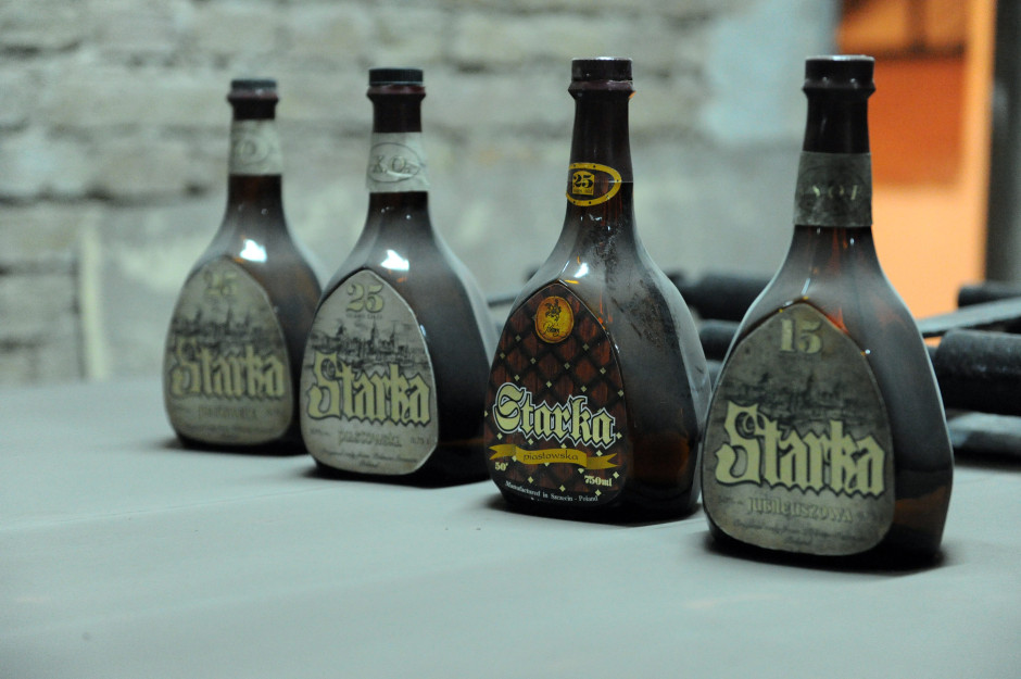 Starka wymyka się tradycyjnym podziałom na kategorie alkoholi. Łączy cechy wódki i whisky, a w procesie produkcji wykorzystuje się również maceraty roślinne. Fot. Marcin Bielecki / PAP