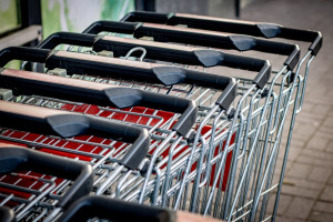 Nie kolejki do kas. To najbardziej irytuje Polaków podczas zakupów