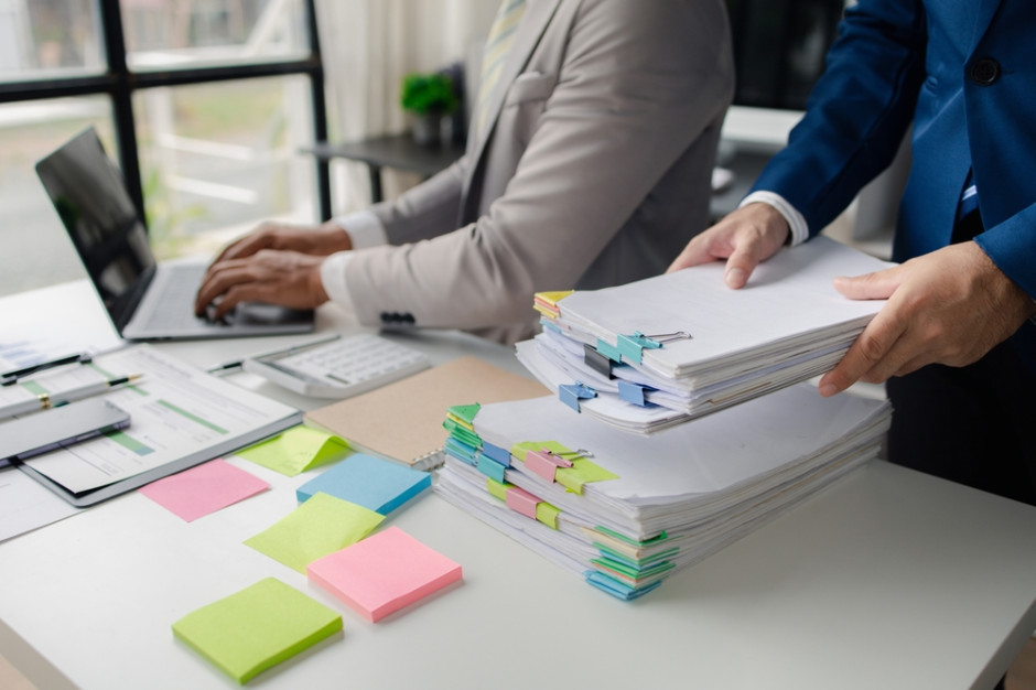 Przeciążenie obowiązkami nie zawsze oznacza pracoholizm – może wynikać także z organizacji pracy i nadmiaru zadań. Fot. Pickadook / Shutterstock