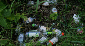 Butelki po małpkach irytują Polaków. "Istna plaga"