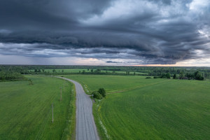 Burze, ulewy i silny wiatr nad Polską. IMGW wydał alerty