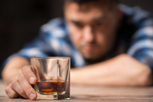 Izolacja i alkohol. Naukowcy odkryli ważny obwód w mózgu