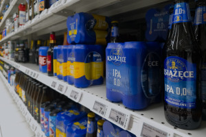 Biedronka, Lidl, Carrefour i Kaufland widzą to samo. Tak zmieniają piwne półki