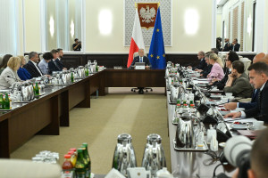 Rząd wraca do podatku od nadzwyczajnych zysków firm paliwowych