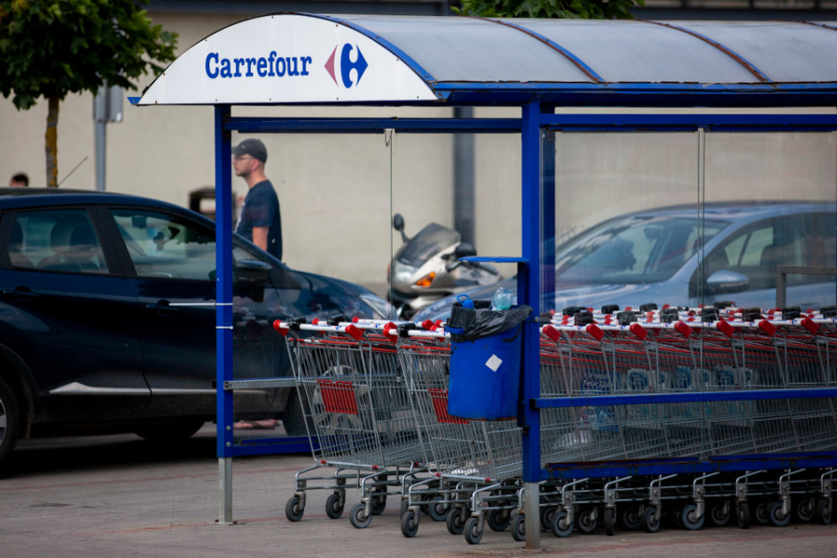 Carrefour zmienia zasady na parkingach. Jedna grupa kierowców oburzona