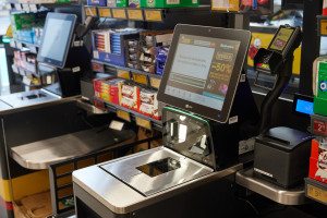 Klienci proszą o kasjera, są odsyłani do samoobsługi. Lidl i Biedronka odpowiadają