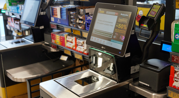 Klienci proszą o kasjera, są odsyłani do samoobsługi. Lidl i Biedronka odpowiadają