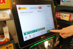 Klienci chcą kasjera, a trafiają do samoobsługi. Lidl i Biedronka tłumaczą zasady
